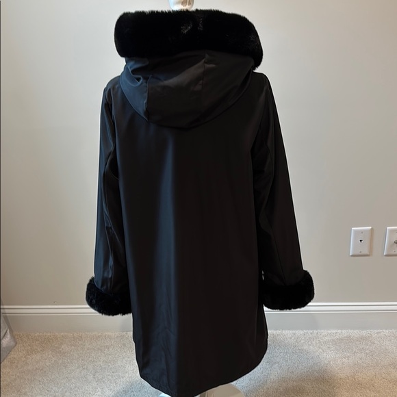 Elegant Black Reversible Faux Fur Coat - Picture 5 of 6